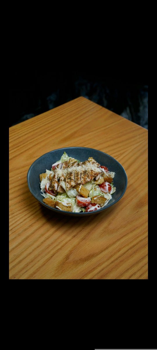 سلطة سيزر مع دجاج 