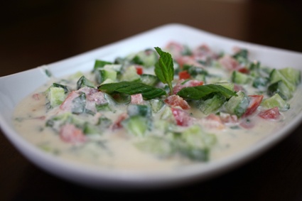 سلطة عربية مع طحينية