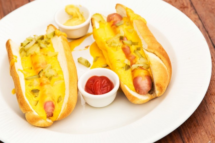 نقانق مع جبنة