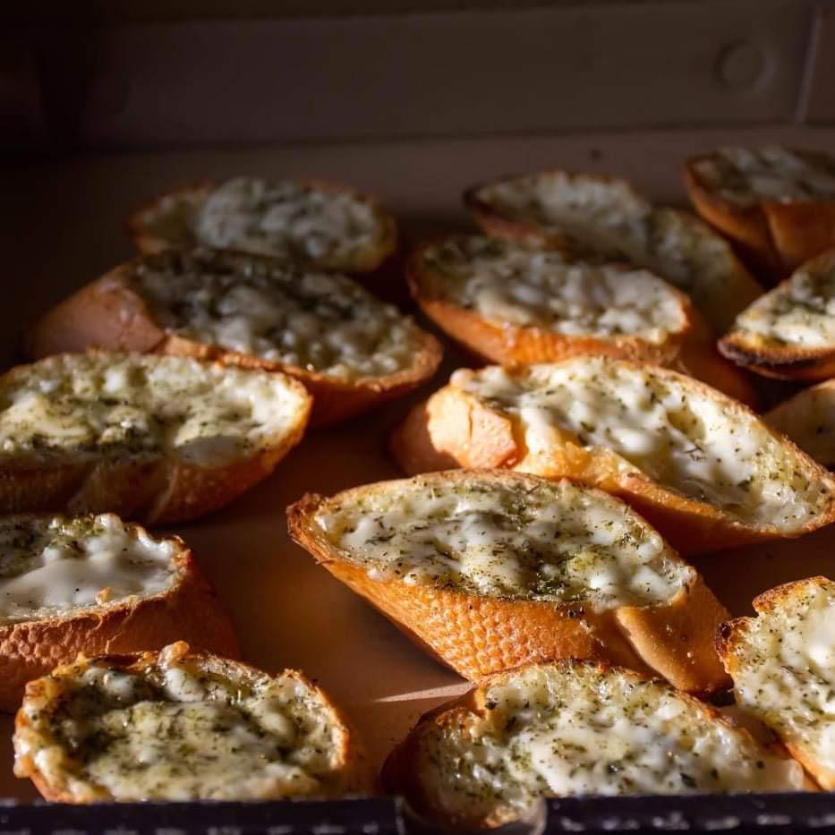 خبز بالثوم والجبنة 