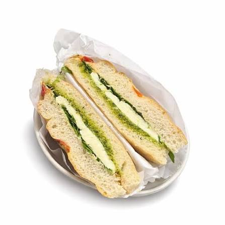 جبنة بيضاء مع بيستو 