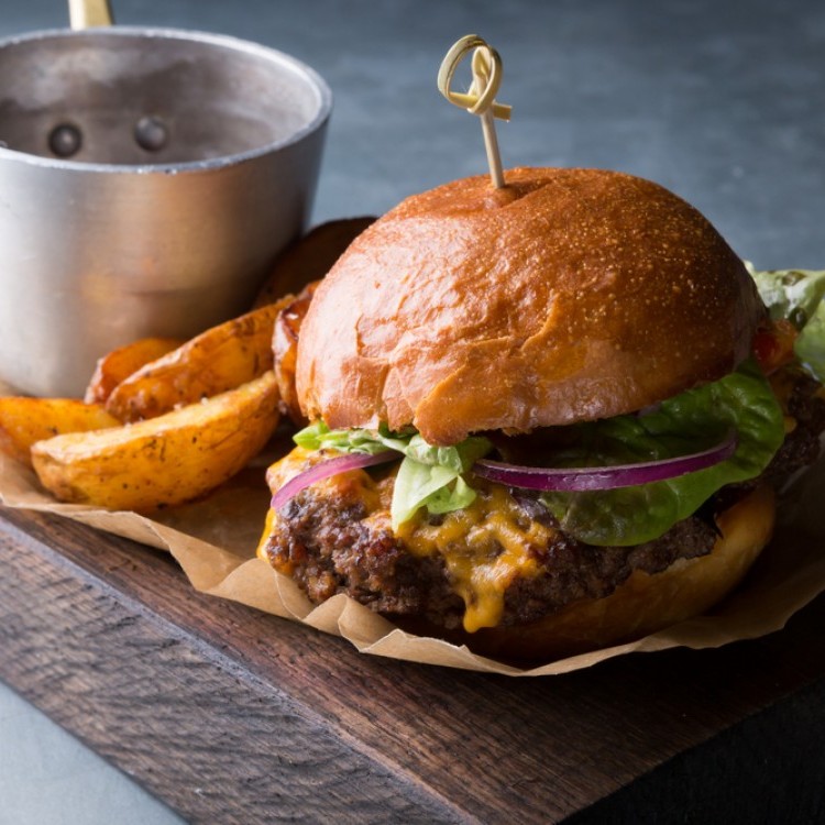 برغر لحمه مع بطاطا