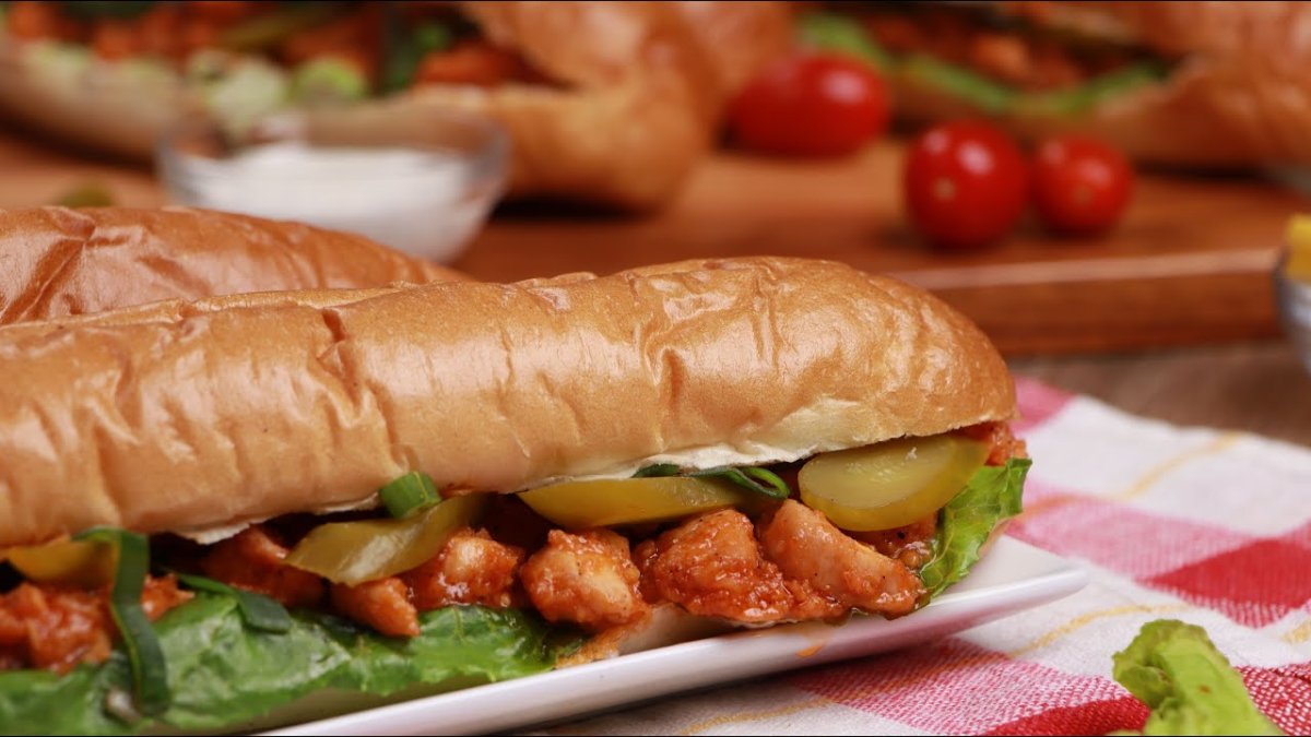 ساندويش دجاج مع بافالو صوص