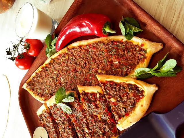 لحم عجون حار 