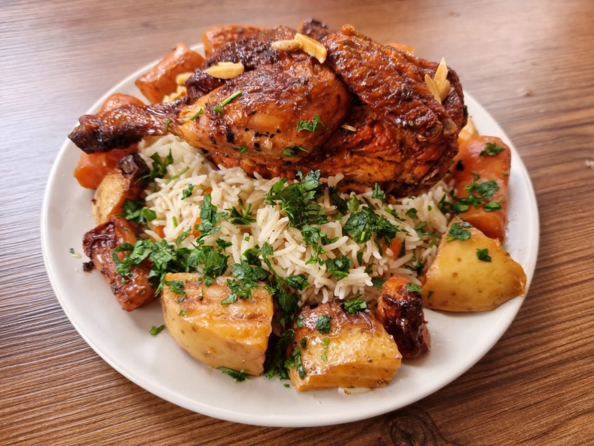 وجبة نص دجاجة زرب مع خضار وأرز