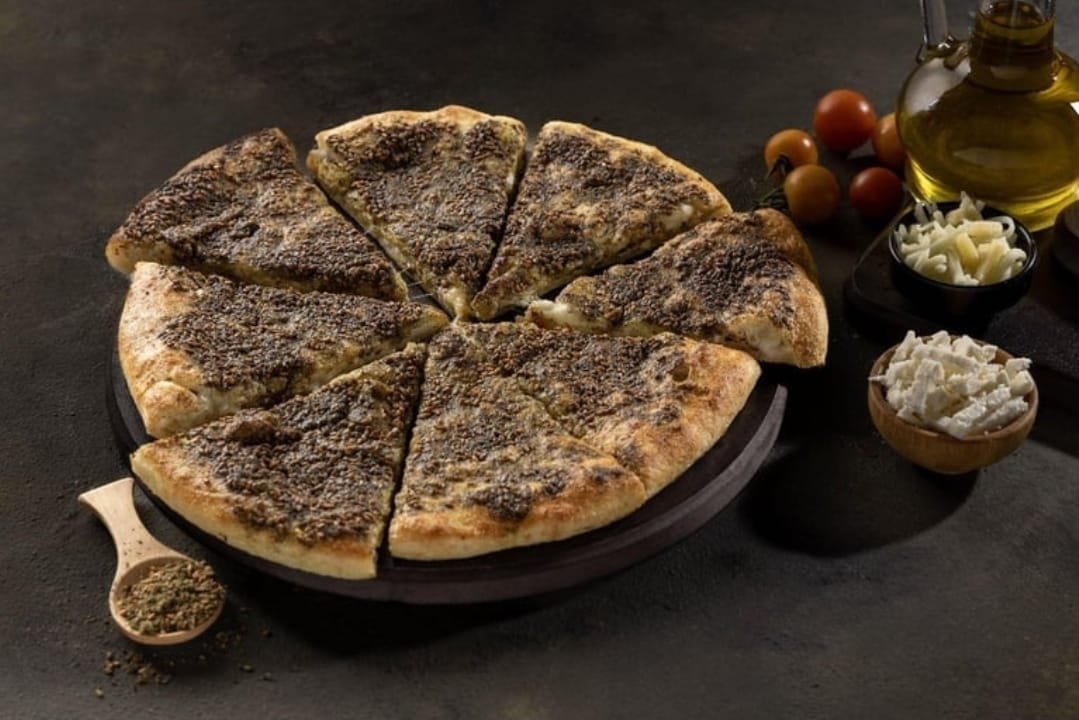 فنقوشة ( منقوشة زعتر محشية اجبان )